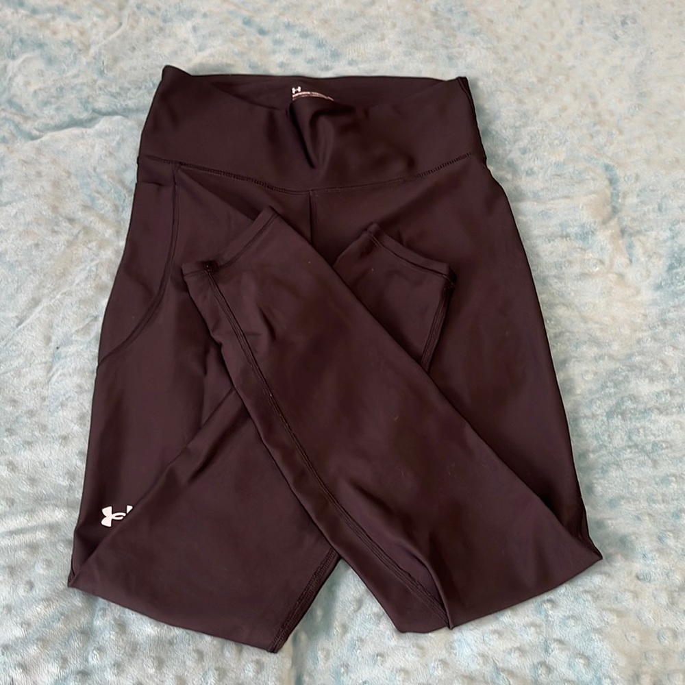 Black high waisted under armour leggings with pockets.